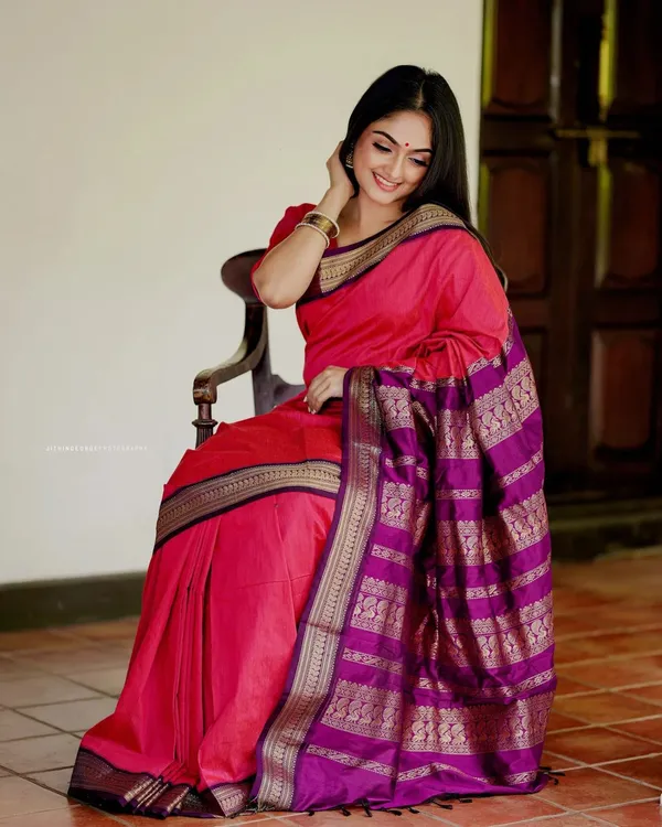 Pink_Woven_Kanjivaram_100%_Pure_Silk_Saree_with_Free_Saree_Cover